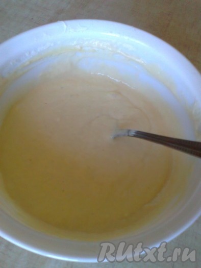Получившуюся смесь яйца и соды ввести в тесто, перемешать ложкой до однородности.