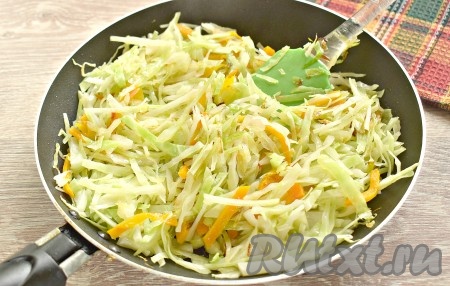 Нарезанную капусту выкладываем в сковороду с обжаренными овощами. Обжариваем овощи минут 5-7, время от времени перемешивая содержимое сковороды.