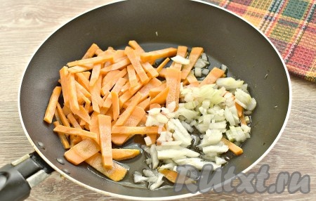Очищаем морковь и лук. Нарезаем морковку на достаточно тонкие брусочки. Лук нарезаем на мелкие кубики. В сковороде разогреваем растительное масло, затем выкладываем нарезанные лук с морковкой и обжариваем овощи на среднем огне 5 минут, периодически их перемешивая.
