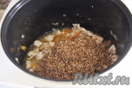 Гречку промыть и добавить в чашу мультиварки к мясу, обжаренному с овощами.