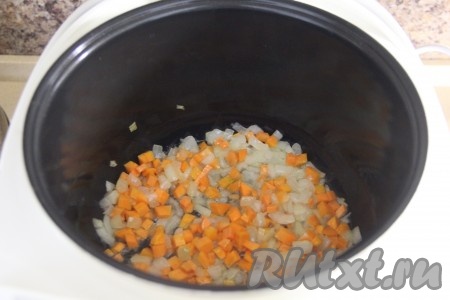 Затем выложить кубики моркови, перемешать и обжаривать овощи, иногда перемешивая, минут 5.
