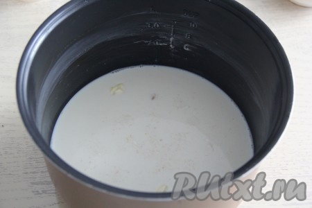 Влить молоко, перемешать, затем смазать края чаши маслом.