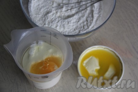 В высокой чаше соединить кефир, растительное масло и сырое яйцо, перемешать венчиком до однородности.