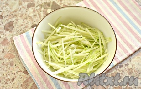 Очищаем зелёную редьку от кожуры, а затем нарезаем тонкой соломкой, выкладываем в миску. Можно для измельчения воспользоваться тёркой для морковки по-корейски.