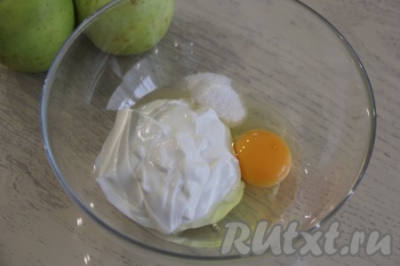 В объёмной миске соединить сахар, яйцо, сметану и соль.