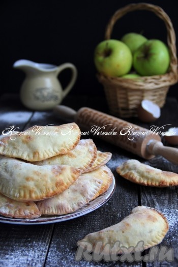 Переложить аппетитные, вкусные кокроки с яблоками на тарелку и подать к столу.