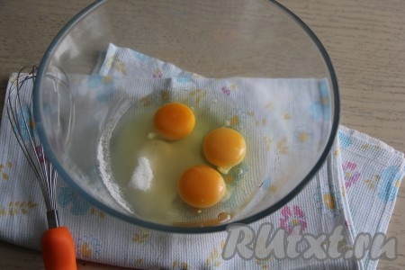 В объёмной миске соединить яйца и сахар.