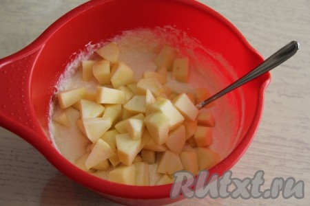 Вымытые, очищенные от кожуры и сердцевины яблоки нарезать на средние кубики и выложить в творожную массу. Перемешать, чтобы яблоки равномерно распределились по творожной массе.