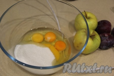 В глубокую миску всыпать сахар и соль, добавить яйца.