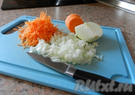 Лук нарезать, морковь натереть на терке. 
