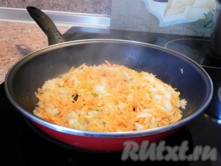 Обжарить на растительном масле морковь и лук до золотистого цвета, посолить и поперчить.