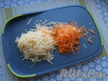Небольшую морковку и нужное количество репы очистить. Очищенные овощи натереть на крупной тёрке.
