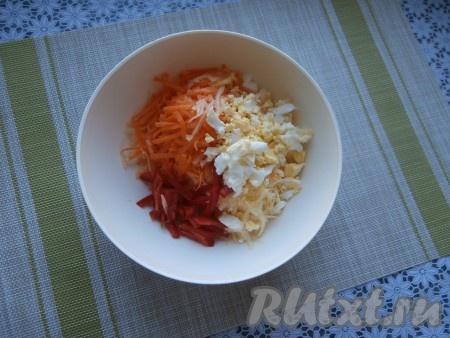 Натёртые репу и морковь выложить в миску, добавить очищенный от семян и нарезанный соломкой болгарский перец, мелко нарезанное яйцо.