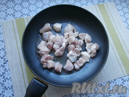 Разогреть сковороду с растительным маслом, выложить кусочки свинины.