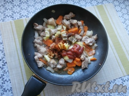 К обжаренным морковке, свинине и луку выложить перец болгарский, нарезанный кусочками, добавить соль, специи, томатный соус, чёрный молотый перец и паприку, перемешать, обжаривать 2-3 минуты.