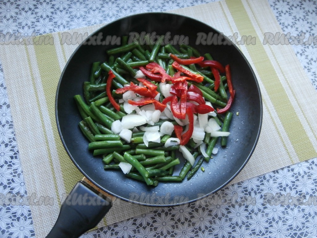 Приготовление салата со спаржевой фасолью.
