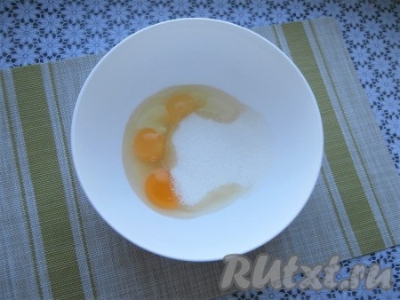 В миску разбить 3 яйца, затем всыпать соль и сахар, перемешать венчиком до однородности.