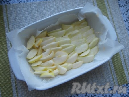 Застелить пергаментом форму для выпечки (я выпекала в форме размером 22 см х 15 см), а затем смазать кусочком сливочного масла. Яблоки очистить от семян, нарезать дольками и выложить в форму.