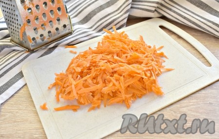 Очищаем морковку, а затем натираем её на крупной тёрке.