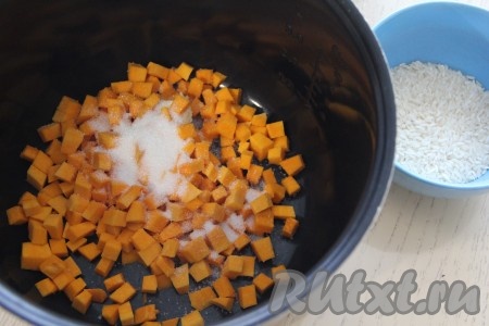 Добавить в чашу кубики тыквы, соль и сахар.