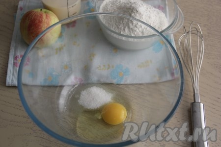 В достаточно глубокую миску вбить яйцо, всыпать соль и сахар, хорошо перемешать венчиком.
