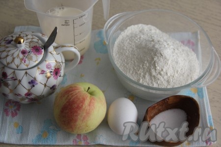 Подготовить продукты для приготовления пышных оладий на молоке с яблоками без дрожжей.