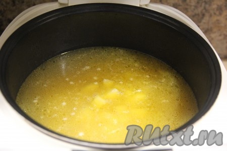Влить в чашу мультиварки 2,5 литра воды. Выставить режим "Суп", закрыть крышку и варить 30 минут. Несколько раз в течение этого времени следует открывать крышку и перемешивать гороховый суп.