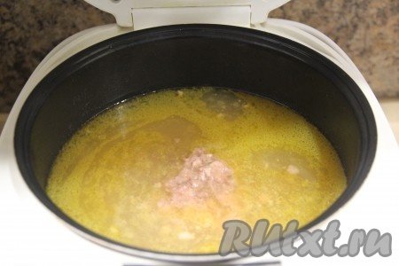 Затем в чашу мультиварки с гороховым супом добавить тушёнку и перемешать.
