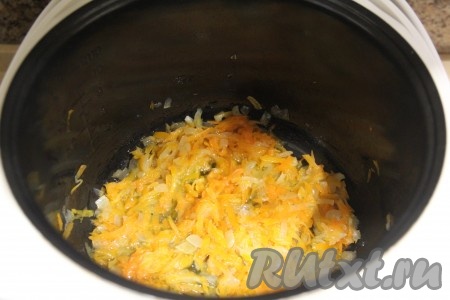 К обжаренному луку выложить натёртую морковку и обжарить овощи в течение 5 минут, тоже иногда помешивая.