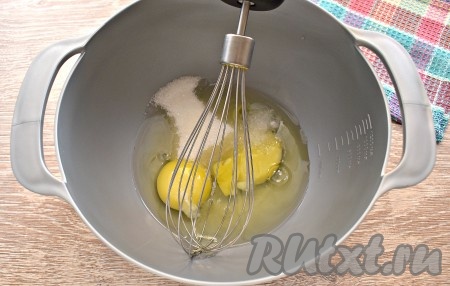В миску разбиваем яйца, подсыпаем к ним сахар и соль. Сахара можно взять чуть больше или меньше - на ваш вкус.