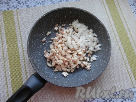 Ножки шампиньонов мелко нарезать, также мелко нарезать и очищенную луковицу. Ножки и лук поместить в сковороду с растительным маслом.
