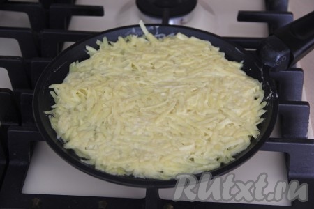 В сковороду (я готовила на сковороде диаметром 18 см) влить растительное масло, разогреть его. Выложить 1/3 картофельной массы, равномерно распределяя массу по всему дну сковороды. 