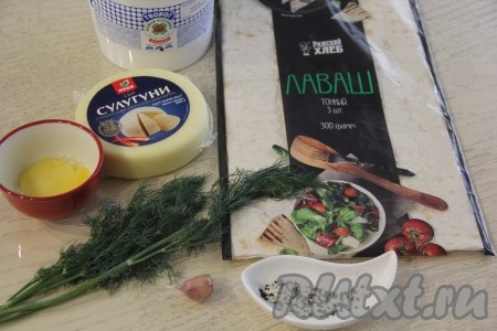 Подготовить продукты для приготовления хачапури с творогом и сыром из лаваша. В этот раз я готовила с творогом жирностью 9%, но можно взять творог любой жирности.