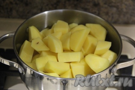 Картошку почистить, нарезать на крупные кусочки и выложить в кастрюлю с овощами и тушёнкой.