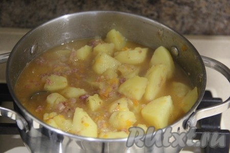 По истечении времени картошка должна стать мягкой, в процессе тушения блюдо можно не перемешивать.
