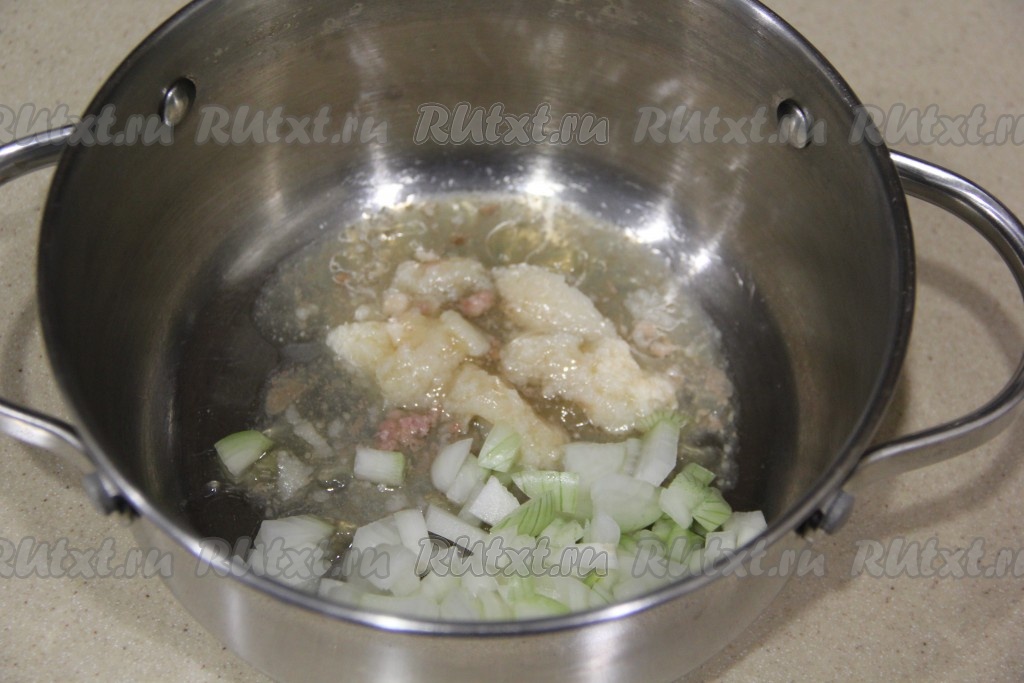 Тушеная картошка с тушенкой в кастрюле — рецепт с фото