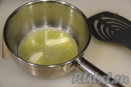 Приготовим соус, для этого сливочное масло нужно растопить в сотейнике (или в небольшой кастрюльке).