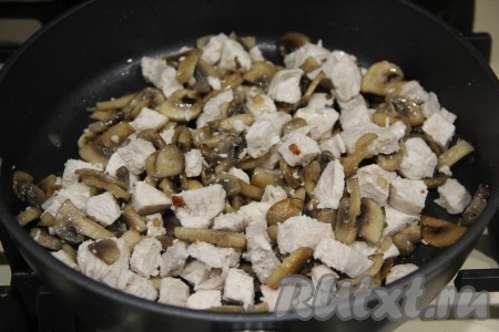 Посолить грибы с куриным мясом, поперчить, перемешать и снять с огня. 