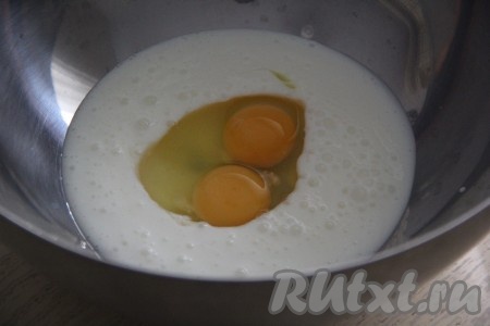 Пока заварной крем остывает, приготовить вафли. В глубокой миске соединить кефир и сырые яйца, перемешать венчиком.