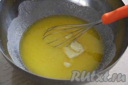 Сливочное масло (или маргарин) растопить до жидкого состояния в микроволновке (или на водяной бане), влить в миску в смесь кефира, яиц и сахара, перемешать.