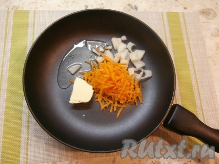В сковороду выложить лук, морковку, добавить растительное и сливочное масло, поставить на средний огонь.
