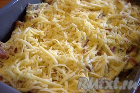 По истечении времени посыпать картофель с ветчиной натёртым на средней тёрке сыром и запекать ещё минут 10-15 (до готовности картошки).