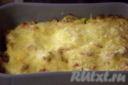 Сыр расплавится и образует сверху блюда румяную корочку. Готовый картофель должен легко прокалываться вилкой (или зубочисткой).
