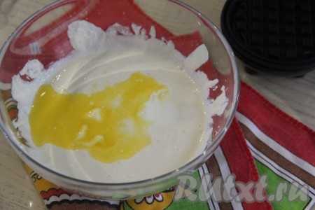 В миску с творожно-банановой массой влить кефир и растопленное масло, перемешать.