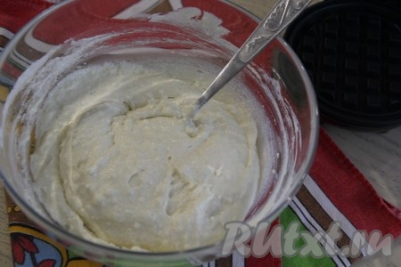 Перемешать тесто ложкой (или лопаткой). Тесто для вафель получится в меру густым и воздушным.