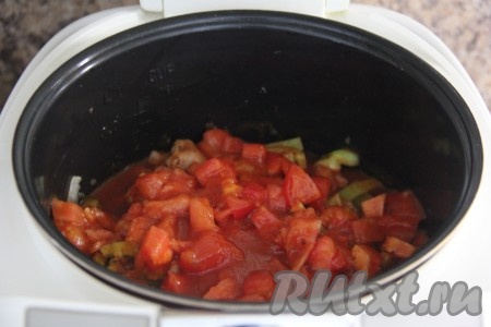 Следующим слоем равномерно разложить помидоры, не перемешивать. Влить томатный соус.