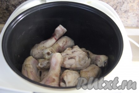 Кусочки курицы жарить минут 5, за это время мясо следует один раз перевернуть.