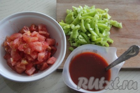В чашу с томатной массой влить воду и перемешать получившийся томатный соус. Помидоры нарезать на кубики среднего размера.