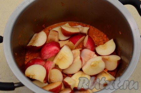 Яблоки нарезать на крупные дольки и выложить в кастрюлю с облепихой.