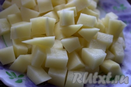 Помыть и очистить картофель, нарезать его на средние кубики.